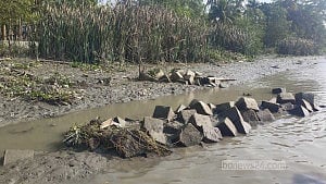 ‘গাফিলতিতে’ হারাচ্ছে বলেশ্বরের গতি