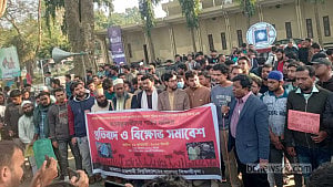 রাবির পাঁচ হলে পোড়া কোরআন, শিক্ষার্থীদের বিক্ষোভ, তদন্ত কমিটি