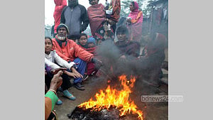 শীতে কাবু রংপুর, আগুনের তাপে স্বস্তির খোঁজ