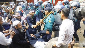 এবতেদায়ী শিক্ষকদের ‘পদযাত্রায়’ পুলিশের লাঠিচার্জ, জলকামান