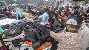 জেঁকে বসেছে শীত, ফুটপাতে জমে উঠেছে বিক্রি