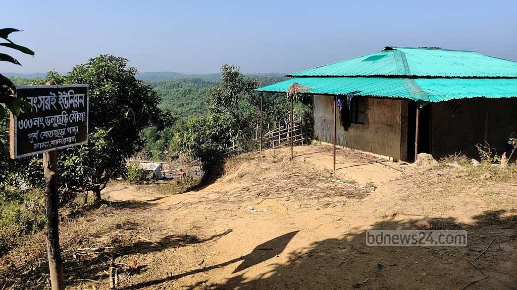 নতুন পূর্ব বেতছড়া পাড়ায় প্রবেশের আগে ইব্রাহিমের তৈরি করা আধাপাকা ঘর, যিনি নিজেকে ‘বেনজীরের’ লোক বলে পরিচয় দিতেন।