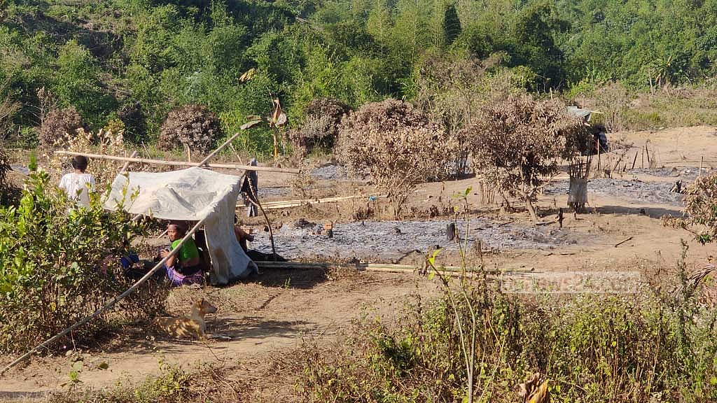 পুড়ে যাওয়া ঘরে ত্রিপল ছাউনি দিয়ে ক্ষতিগ্রস্ত ত্রিপুরা পরিবার