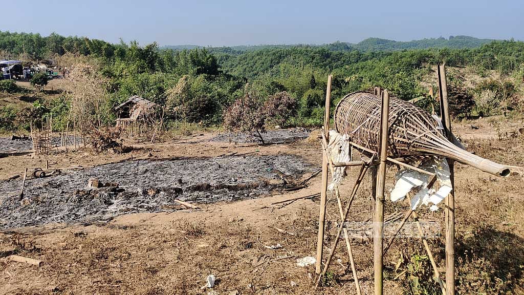 পাড়ায় দুর্বৃত্তদের দেওয়া আগুনে পুড়ে ছাই হয়ে যাওয়া ঘর।