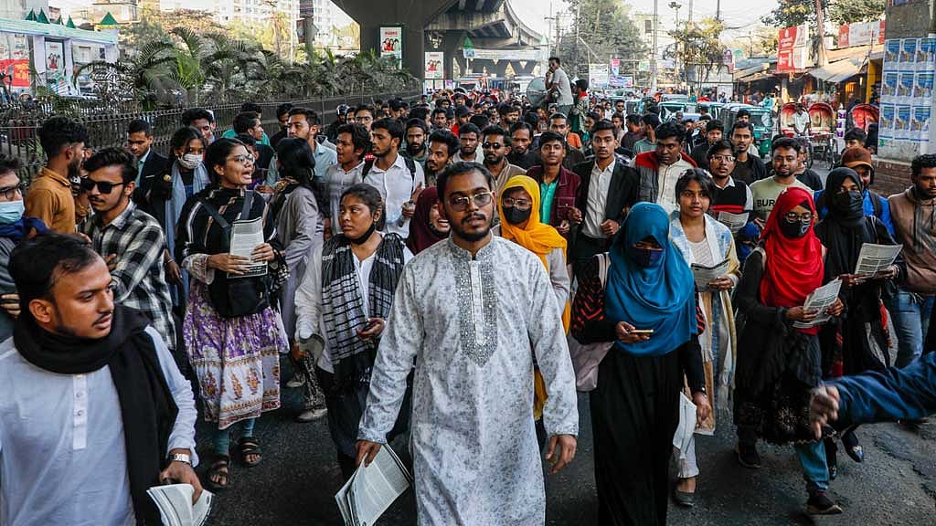  জুলাই ঘোষণাপত্রের পক্ষে শনিবার চট্টগ্রাম নগরীতে জনসংযোগ ও লিফলেট বিতরণ করেন বৈষম্যবিরোধী ছাত্র আন্দোলনের মুখ্য সংগঠক আব্দুল হান্নান মাসউদ।