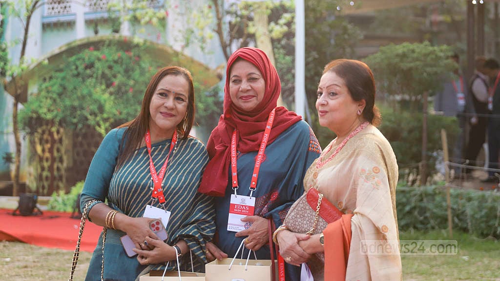 ঢাকা বিশ্ববিদ্যালয়ের ইংরেজি বিভাগ অ্যালামনাই সোসাইটির (ইডাস) পুনর্মিলনীর আয়োজনে পুরনো বন্ধুদের সঙ্গে ফ্রেমবন্দি হচ্ছেন তারা।