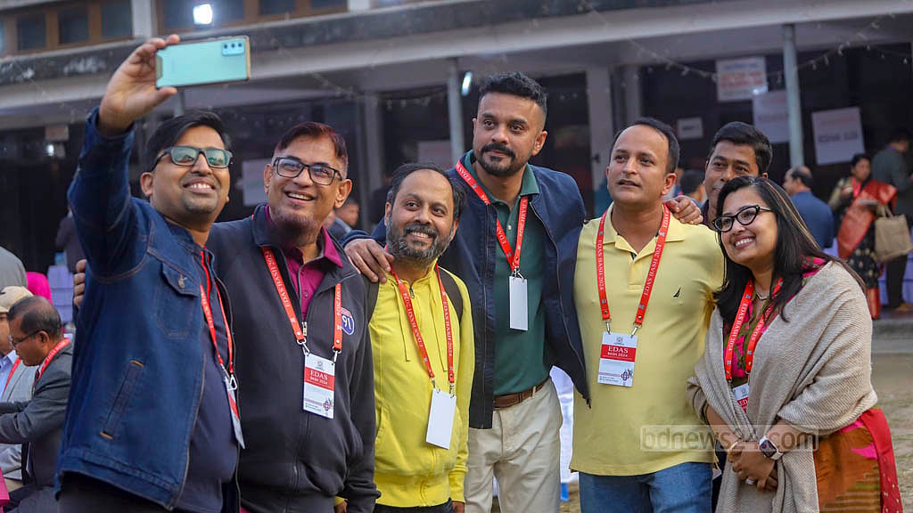 অনেকদিন পর পুনর্মিলনের ক্ষণ হল ফ্রেমবন্দি। শনিবার বিকালে টিএসসি প্রাঙ্গণে বসেছিল ঢাকা বিশ্ববিদ্যালয়ের ইংরেজি বিভাগের সাবেক শিক্ষার্থীদের সংগঠন ইডাস এর মিলনমেলা।