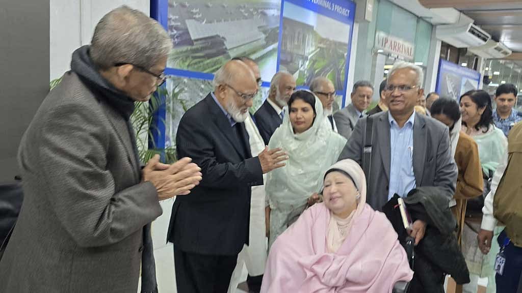 চিকিৎসার জন্য মঙ্গলবার রাতে লন্ডনের উদ্দেশ্যে যাত্রা করেন বিএনপি চেয়ারপারসন খালেদা জিয়া।