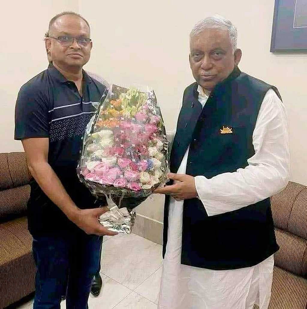 সাবেক স্বরাষ্ট্রমন্ত্রীর সঙ্গে স্বেচ্ছাসেবক লীগ নেতা গোলাম রব্বানী।