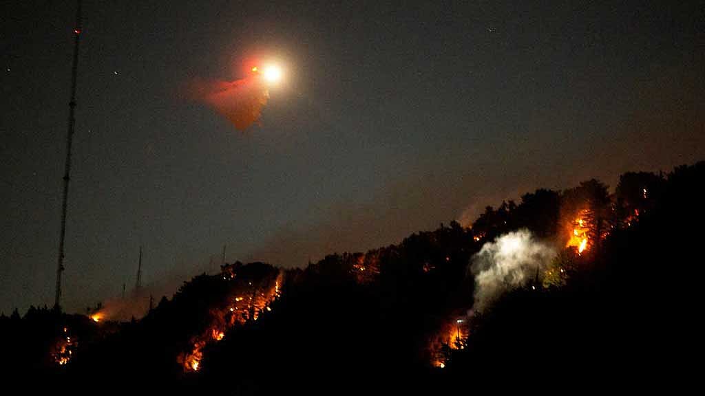 রাতের বেলায় তোলা ছবিতে দেখা যাচ্ছে ভয়াবহ দাবানলের আগ্রাসী রূপ।