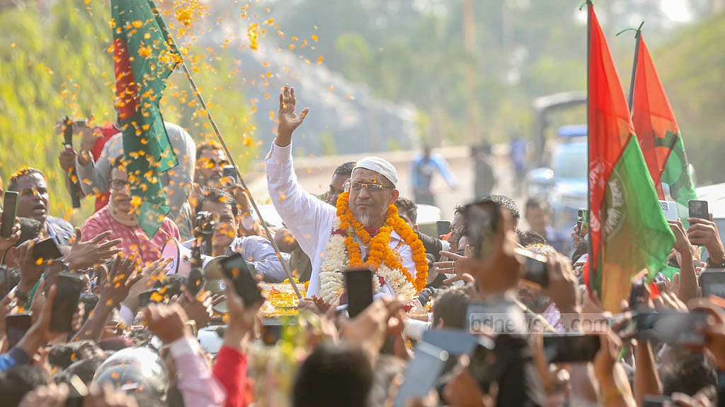 ১৬ জানুয়ারি ২০২৫: দীর্ঘ ১৭ বছরের কারাবাসের পর মুক্তি পান বিএনপি-জামায়াত জোট সরকারের সাবেক স্বরাষ্ট্র প্রতিমন্ত্রী লুৎফুজ্জামান বাবর। সব মামলায় খালাস পাওয়ার পর এদিন দুপুরে কেরানীগঞ্জে ঢাকা কেন্দ্রীয় কারাগার থেকে মুক্তি পান তিনি। পরে নেতাকর্মীদের সঙ্গে নিয়ে তিনি রাজধানীর চন্দ্রিমা উদ্যানে জিয়াউর রহমানের সমাধিতে শ্রদ্ধা জানান। 