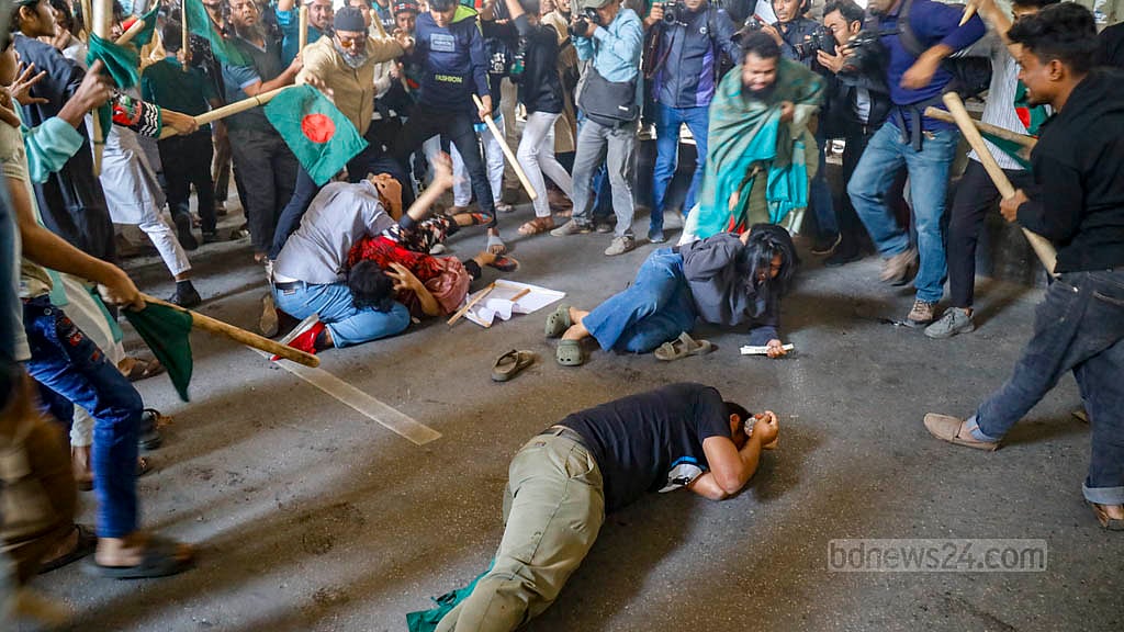 ১৫ জানুয়ারি ২০২৫: পাঠ্যবই থেকে ‘আদিবাসী’ শব্দযুক্ত চিত্রকর্ম বাদ দেওয়ার প্রতিবাদে এদিন মতিঝিলে পাঠ্যপুস্তক ভবনের সামনে অবস্থান নেওয়া শিক্ষার্থীদের ওপর হামলা চালায় ওই চিত্রকর্ম বাদ দেওয়ার পক্ষ নেওয়া ‘স্টুডেন্টস ফর সভরেন্টি’। ছবি: মাহমুদ জামান অভি