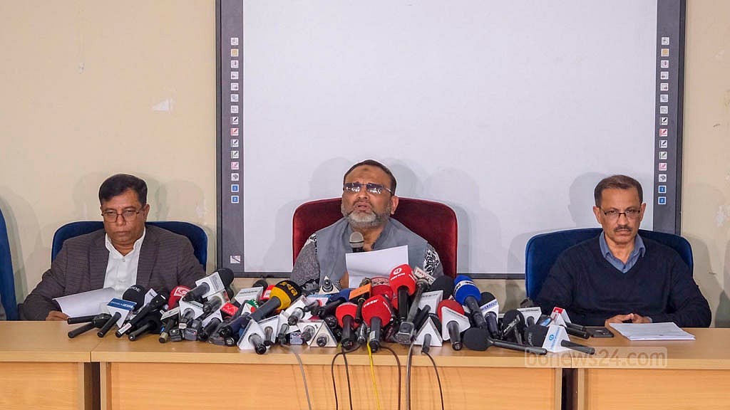 সাত কলেজের অধ্যক্ষদের সঙ্গে ঢাকা বিশ্ববিদ্যালয়ে জরুরি বৈঠক শেষে সোমবার সংবাদ সম্মেলনে বিশ্ববিদ্যালয়ের উপাচার্য অধ্যাপক নিয়াজ আহমেদ খান।