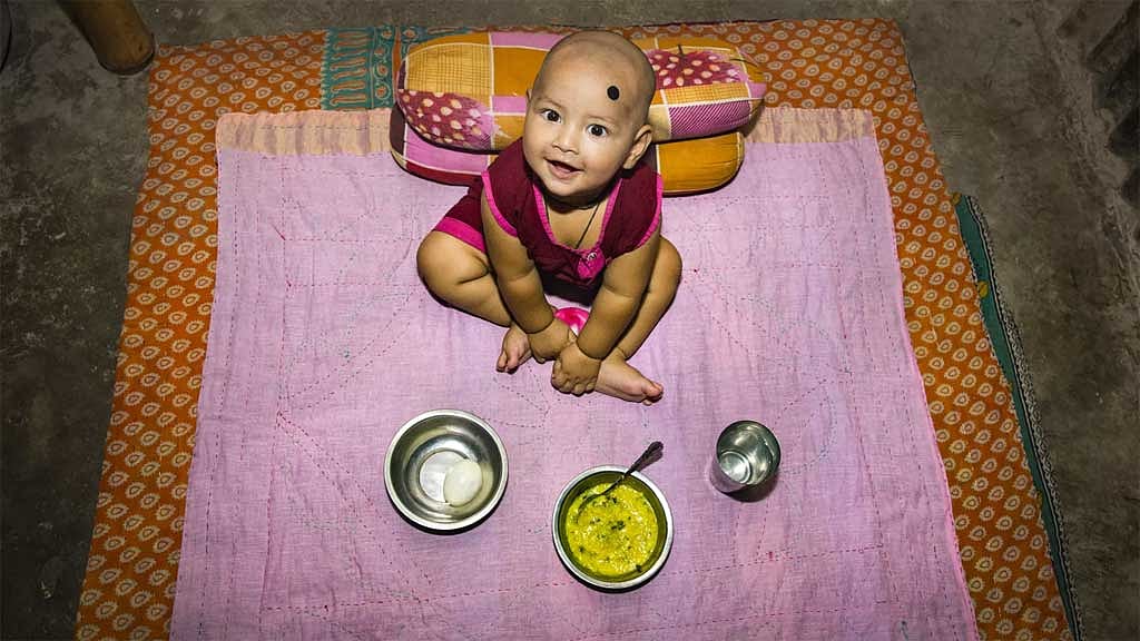 দ্রব্যমূল্যের চাপে সন্তানকে নিয়মিত পুষ্টিকর খাবার দিতে পারছেন না অনেকস বাবা-মা। ছবি ইউনিসেফ।