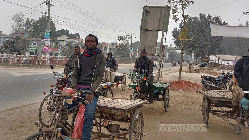 পঞ্চগড়ে শীতে মানুষ ঘর থেকে কম বের হওয়ায় যাত্রী পাচ্ছেন না ভ্যানচালকরা।