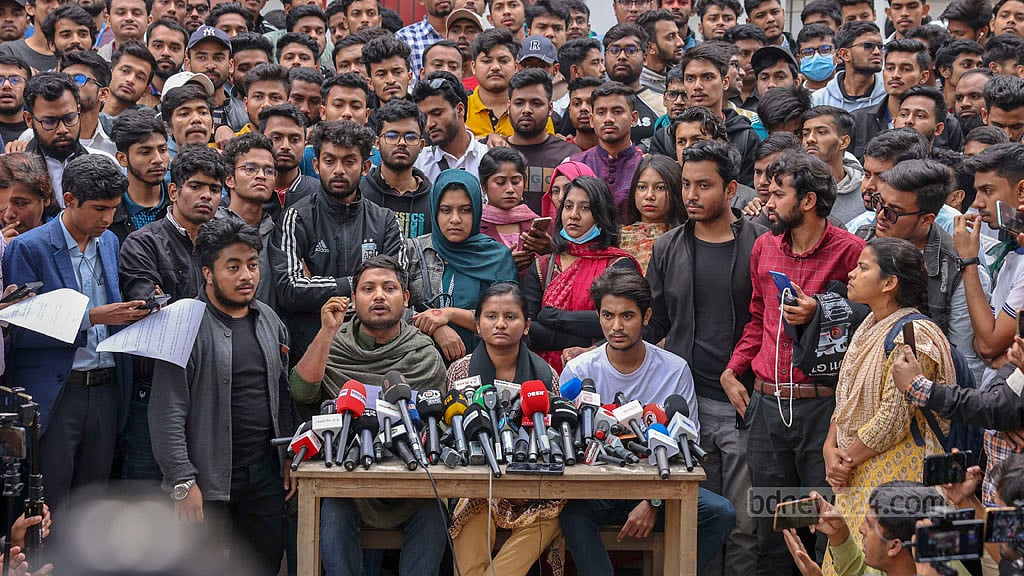 ঢাকা বিশ্ববিদ্যালয়ের শিক্ষার্থীদের সঙ্গে রোববার গভীর রাত পর্যন্ত সংঘর্ষের পর সোমবার দুপুরে ঢাকা কলেজের শহীদ মিনারের সামনে সংবাদ সম্মেলনে আসেন সাত কলেজের শিক্ষার্থীরা। ছবি: মাহমুদ জামান অভি