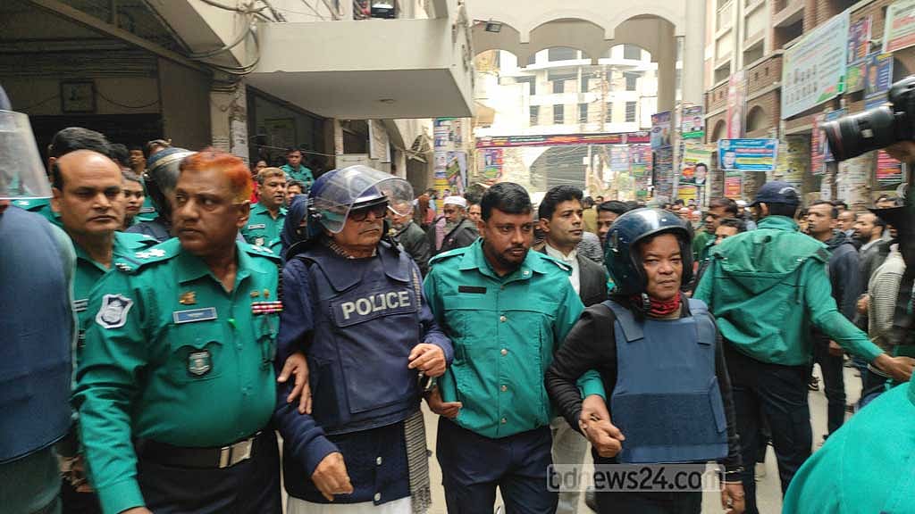শাকিল আহমেদকে আদালতে হাজির করা হয় সাবেক মন্ত্রী রাশেদ খান মেনন ও হাসানুল হক ইনুর সঙ্গে। 