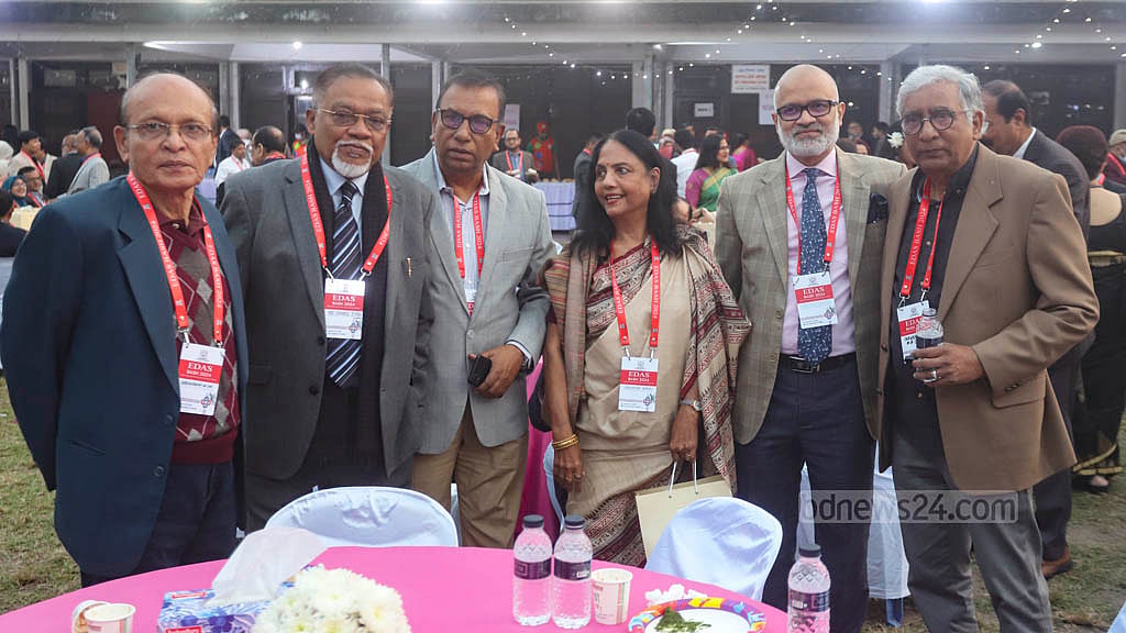 ঢাকা বিশ্ববিদ্যালয়ের ইংরেজি বিভাগের সাবেক শিক্ষার্থীদের পুনর্মিলনীতে সহপাঠী আর বিভাগের প্রাক্তনীদের সঙ্গে সংগঠনের সাবেক সাধারণ সম্পাদক বিডিনিউজ টোয়েন্টিফোর ডটকমের প্রধান সম্পাদক তৌফিক ইমরোজ খালিদী।