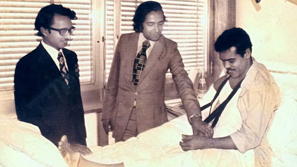 ১৯৭৩ সালে সুইজারল্যান্ডের জেনিভায় চিকিৎসাধীন জাহাঙ্গীরকে দেখতে হাসপাতালে আসেন সেখানকার তৎকালীন বাংলাদেশি রাষ্ট্রদূত ওয়ালিউর রহমান। পারিবারিক অ্যালবাম থেকে।