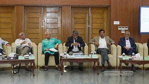 Party chiefs cannot hold PM’s post: consensus panel