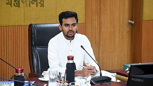 অন্তর্বর্তী সরকারই ‘একমাত্র ক্ষমতার কেন্দ্র না’: আসিফ মাহমুদ