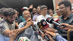 তোপের মুখে আইন উপদেষ্টা বললেন, শিক্ষার্থীদের সব দাবি ‘যৌক্তিক’