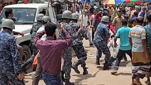 বরগুনায় বিএনপির দুপক্ষে সংঘর্ষ, লাঠিপেটা করে ছত্রভঙ্গ