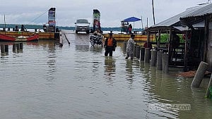 জোয়ারে ভাসছে বরগুনার অর্ধশতাধিক ঘরবাড়ি, তলিয়েছে ফেরিঘাট