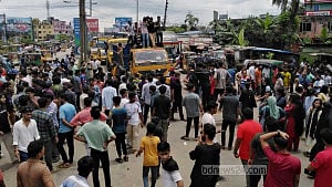 শিক্ষা উপদেষ্টার পদত্যাগ দাবিতে বরিশালে সড়ক অবরোধ, তীব্র জট