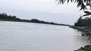 বরিশালে ভেলায় ভেসে আসা ‘ভারতীয় নারীর’ গলিত লাশ উদ্ধার