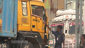 বেনাপোল স্থলবন্দরে ট্রাকে ‘চাঁদা আদায়’, ৪০ আনসার সদস্য প্রত্যাহার