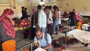ব্রাহ্মণবাড়িয়ায় ট্রাককে পাশ কাটাতে গিয়ে বাস খাদে, আহত ৩০ শ্রমিক
