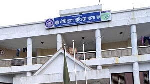 কভার্ড ভ্যান আটকে টাকা আদায়ের সংবাদ: হাইওয়ে থানার ওসিসহ প্রত্যাহার ৬