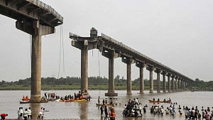 ভারতের গুজরাটে সেতু ধসে নিহত ৯