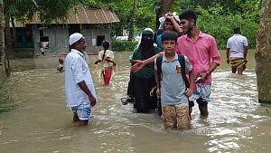 চাঁদপুরে জোয়ারের পানিতে বিপৎসীমার ওপরে মেঘনা