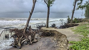 নিম্নচাপে ক্ষতিগ্রস্ত সমুদ্র সৈকত