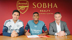 Arsenal sign Mosquera from Valencia