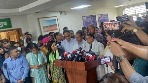 উড়োজাহাজ বিধ্বস্ত: বার্ন ইনস্টিটিউটে আট জনের অবস্থা 'সঙ্কটাপন্ন’