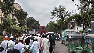 Battery-run rickshaw surge slows Dhaka traffic amid Jamaat rally