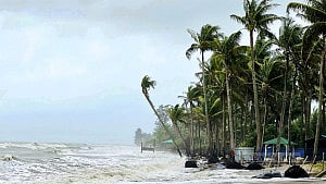 বৈরী আবহাওয়ায় ভাঙন সেন্ট মার্টিনে