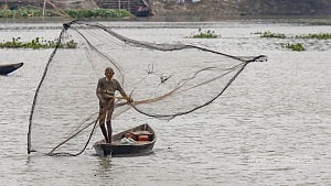 তুরাগ-বুড়িগঙ্গায় পড়ছে জাল