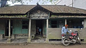 ফরিদপুরের চতুল ভূমি অফিসে ‘ঘুষ ছাড়া’ মেলে না সেবা