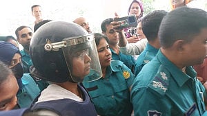 নিজের সব ব্যাংক লেনদেনের তথ্য চান দীপু মনি