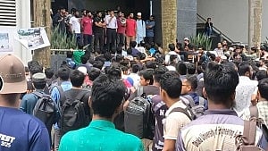 ‘সমকামিতার’ অভিযোগে ডুয়েটের ৭ ছাত্রকে হল থেকে বহিষ্কার