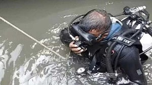 টঙ্গীতে ম্যানহোলে পড়ে নারী নিখোঁজ, উদ্ধারের চেষ্টায় ফায়ার সার্ভিস