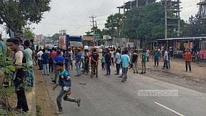 Police use tear gas to disperse workers' protest in Gazipur