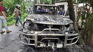 ‘Chhatra League’ set fire to police vehicle in Gopalganj
