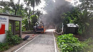 Case filed against 500 for torching police cars