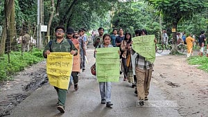গঙ্গাচড়ায় হিন্দুদের বাড়িঘরে হামলার প্রতিবাদে জাহাঙ্গীরনগরে বিক্ষোভ
