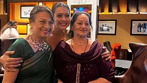 মা-শাশুড়িকে দুপাশে নিয়ে কাজল যে বার্তা দিলেন